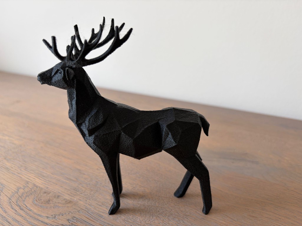 3D-geprint low-poly hert met gewei, mat zwart