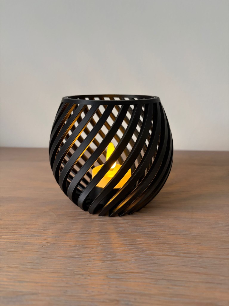 3D-geprint waxinelichthouder met spiraalvormige lamellen en warm licht